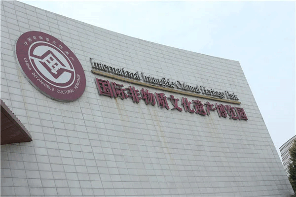 樓頂大型發(fā)光字制作安裝報價方案，可私咨詢哦